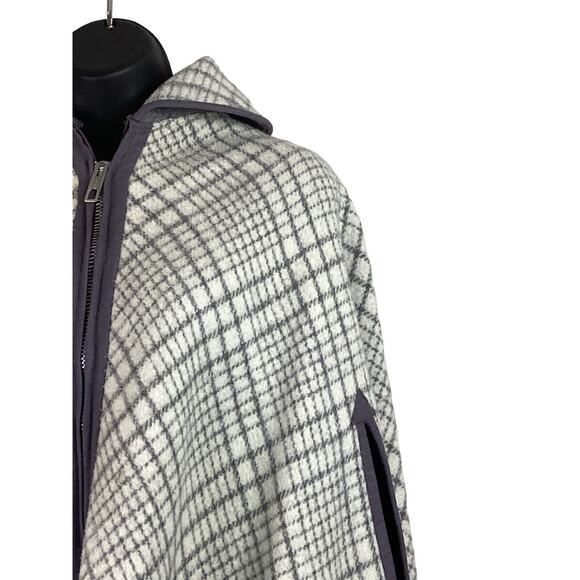 Vtg Wool Poncho Heavy Reversible Gray White Women’s One Size Fits All - Picture 2 of 12